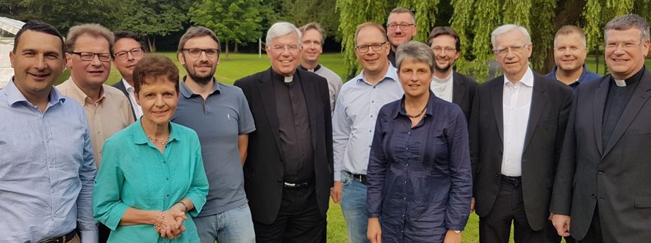 Foto (M. Ziegler): Diözesanadministrator Weihbischof K.H. Diez mit dem Vorstand des Katholikenrates und weiteren Vertretern der Bistumsleitung, Dechantenkonferenz, ehem. stellv. Priesterratssprecher